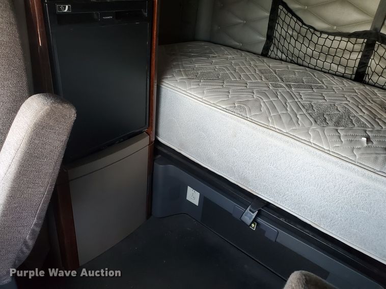 image for item HK9121 2013 Freightliner Cascadia  semi truck