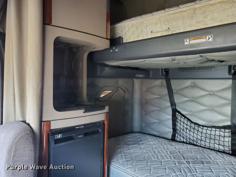 image for item HK9121 2013 Freightliner Cascadia  semi truck