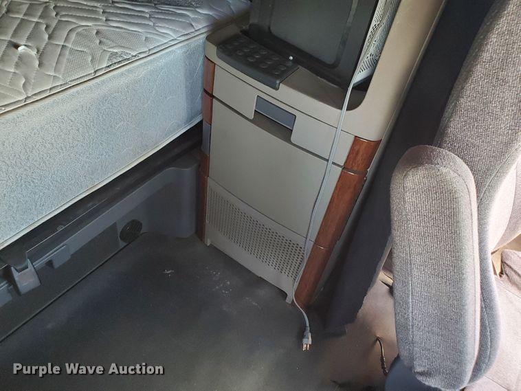 image for item HK9121 2013 Freightliner Cascadia  semi truck