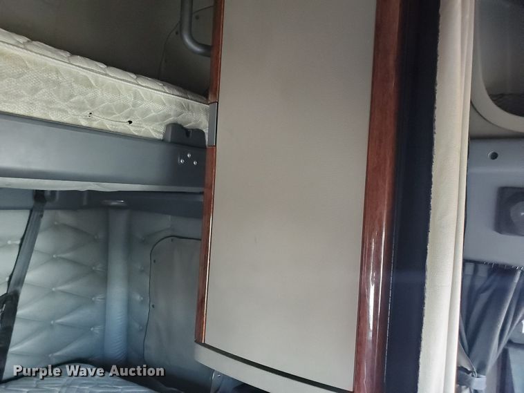 image for item HK9121 2013 Freightliner Cascadia  semi truck