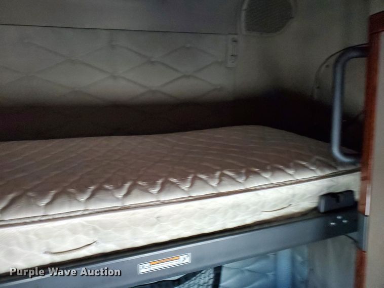 image for item HK9121 2013 Freightliner Cascadia  semi truck