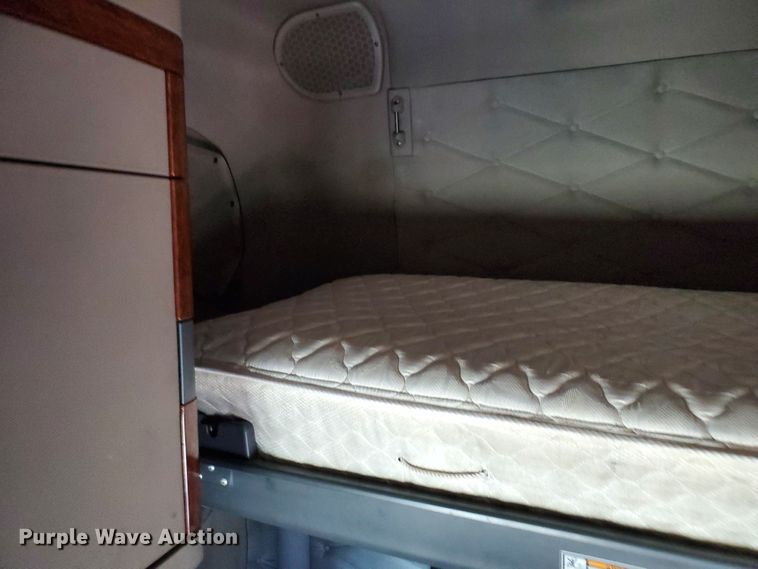 image for item HK9121 2013 Freightliner Cascadia  semi truck