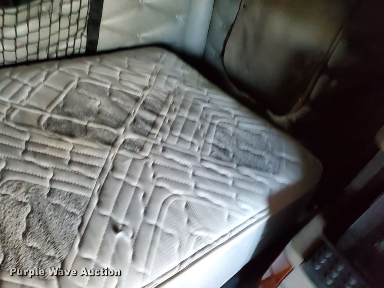 image for item HK9121 2013 Freightliner Cascadia  semi truck