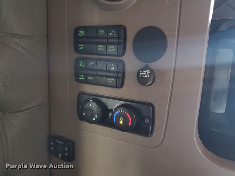 image for item HK9121 2013 Freightliner Cascadia  semi truck