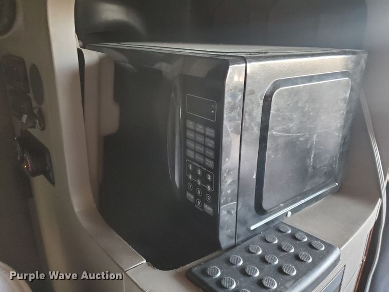 image for item HK9121 2013 Freightliner Cascadia  semi truck