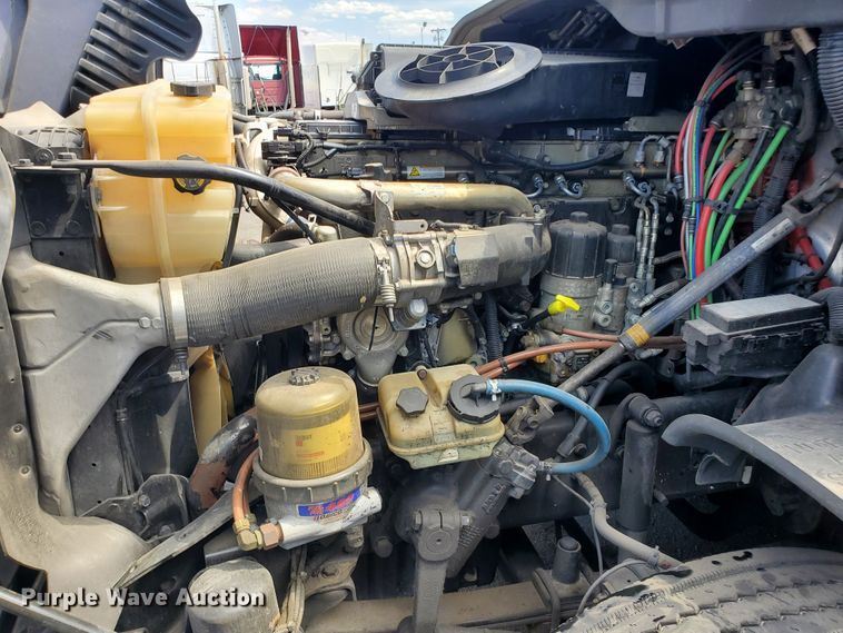 image for item HK9121 2013 Freightliner Cascadia  semi truck