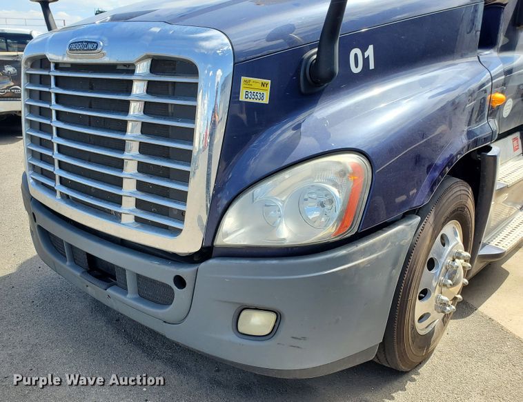 image for item HK9121 2013 Freightliner Cascadia  semi truck