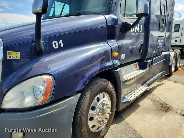 image for item HK9121 2013 Freightliner Cascadia  semi truck