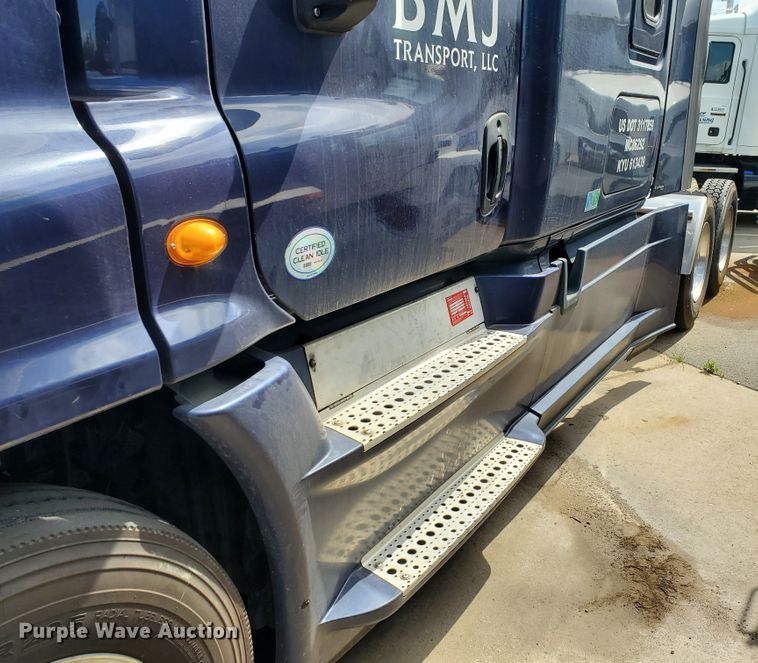 image for item HK9121 2013 Freightliner Cascadia  semi truck