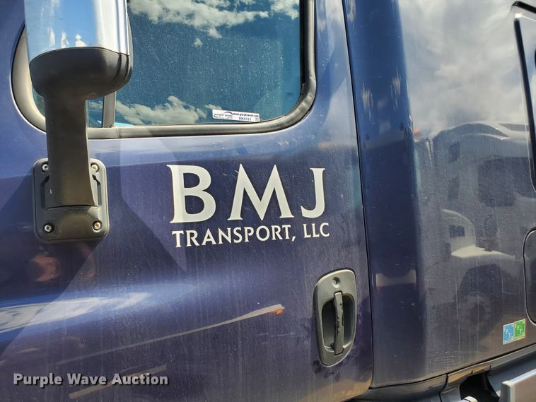 image for item HK9121 2013 Freightliner Cascadia  semi truck