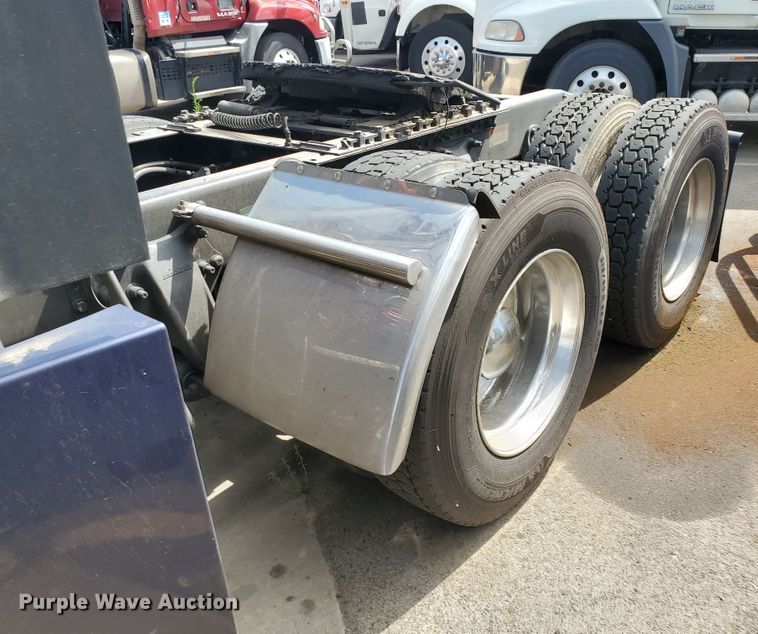 image for item HK9121 2013 Freightliner Cascadia  semi truck