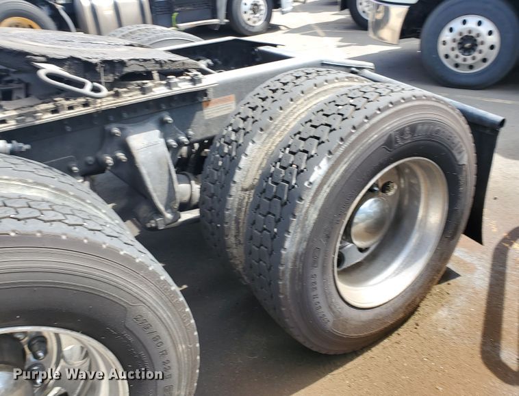 image for item HK9121 2013 Freightliner Cascadia  semi truck