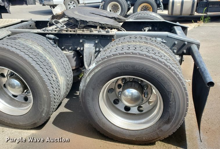 image for item HK9121 2013 Freightliner Cascadia  semi truck