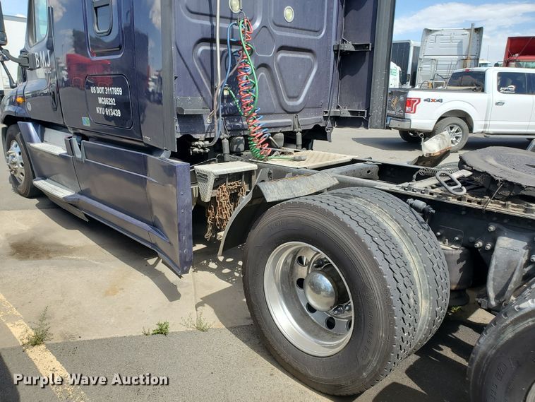 image for item HK9121 2013 Freightliner Cascadia  semi truck