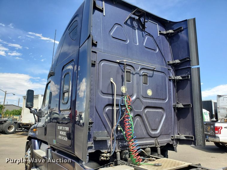 image for item HK9121 2013 Freightliner Cascadia  semi truck