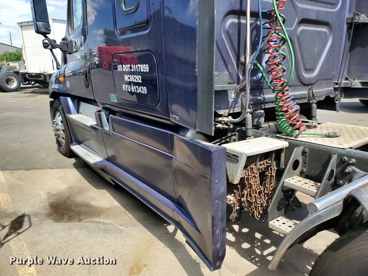 image for item HK9121 2013 Freightliner Cascadia  semi truck