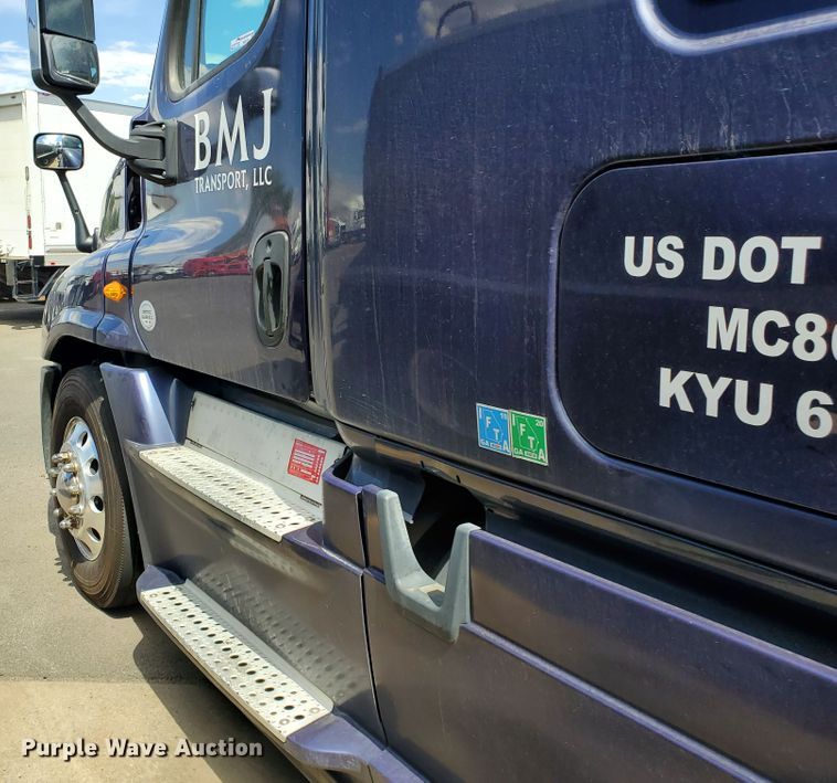 image for item HK9121 2013 Freightliner Cascadia  semi truck