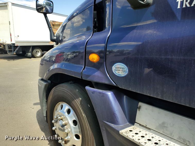 image for item HK9121 2013 Freightliner Cascadia  semi truck