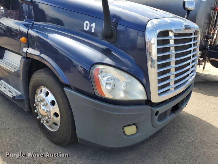 image for item HK9121 2013 Freightliner Cascadia  semi truck