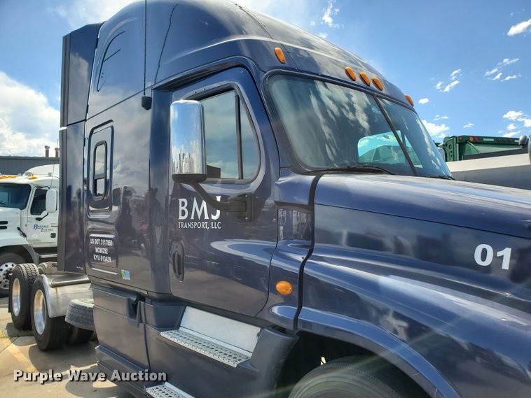 image for item HK9121 2013 Freightliner Cascadia  semi truck