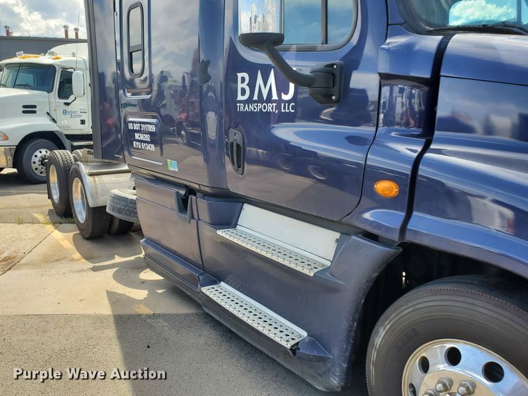 image for item HK9121 2013 Freightliner Cascadia  semi truck