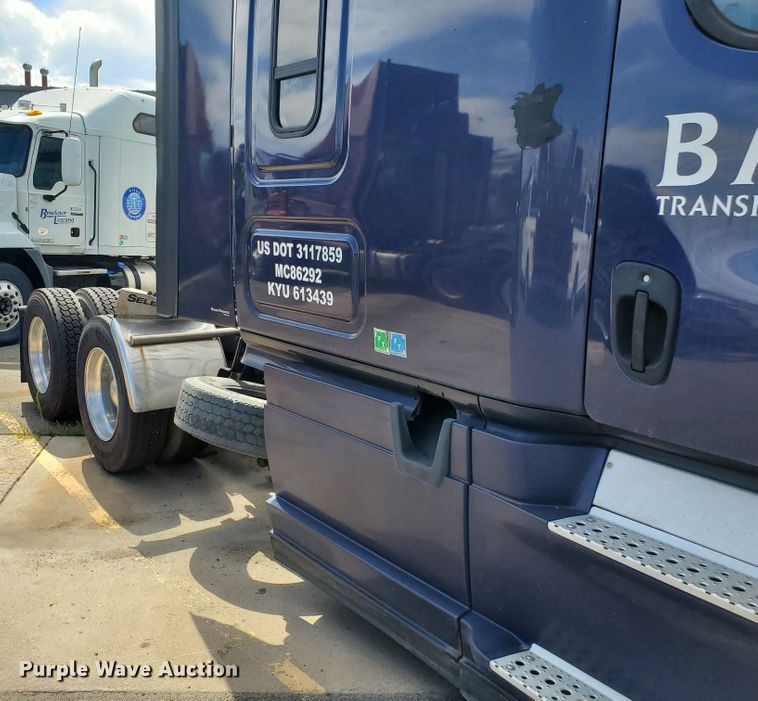 image for item HK9121 2013 Freightliner Cascadia  semi truck