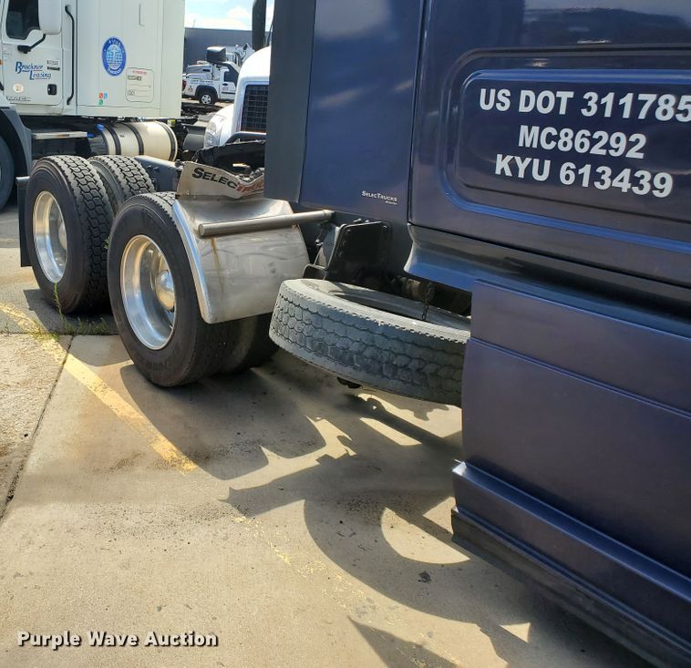 image for item HK9121 2013 Freightliner Cascadia  semi truck