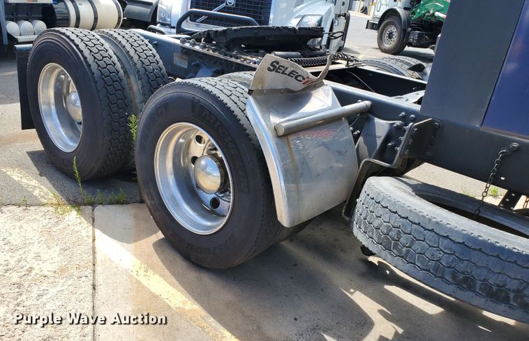 image for item HK9121 2013 Freightliner Cascadia  semi truck