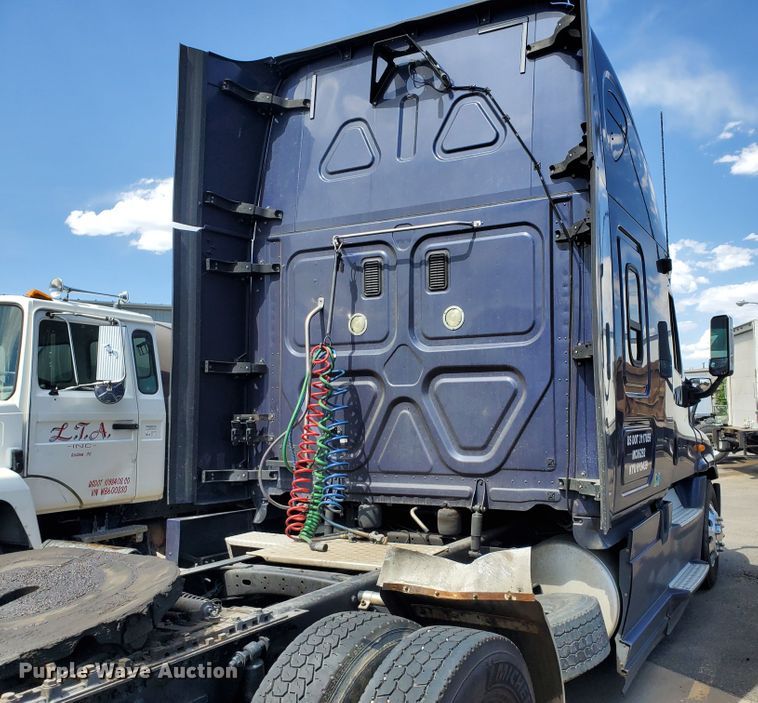 image for item HK9121 2013 Freightliner Cascadia  semi truck