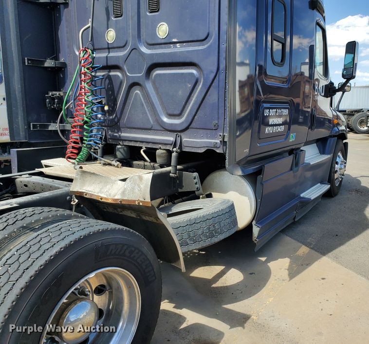 image for item HK9121 2013 Freightliner Cascadia  semi truck