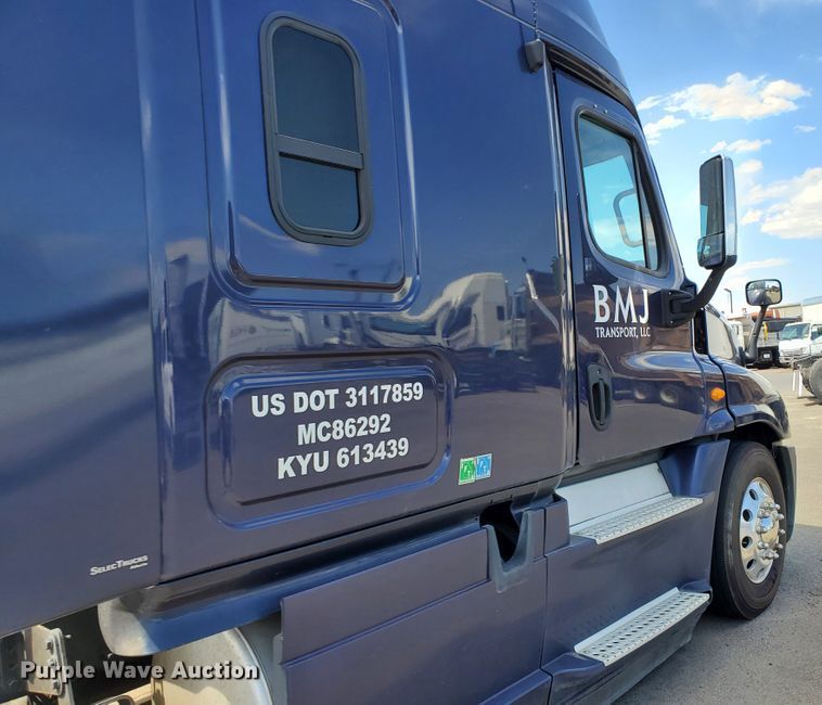 image for item HK9121 2013 Freightliner Cascadia  semi truck