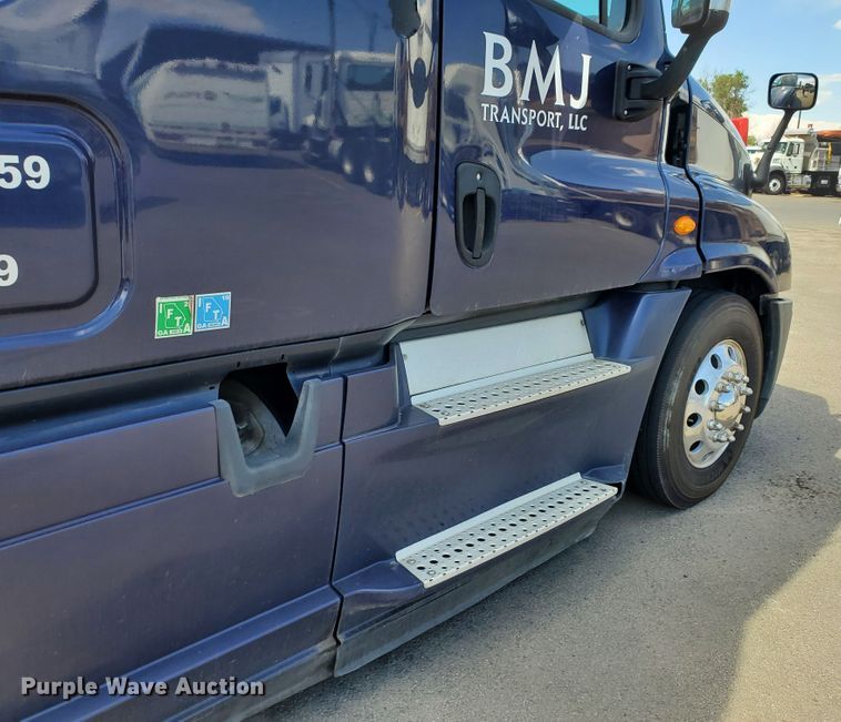 image for item HK9121 2013 Freightliner Cascadia  semi truck