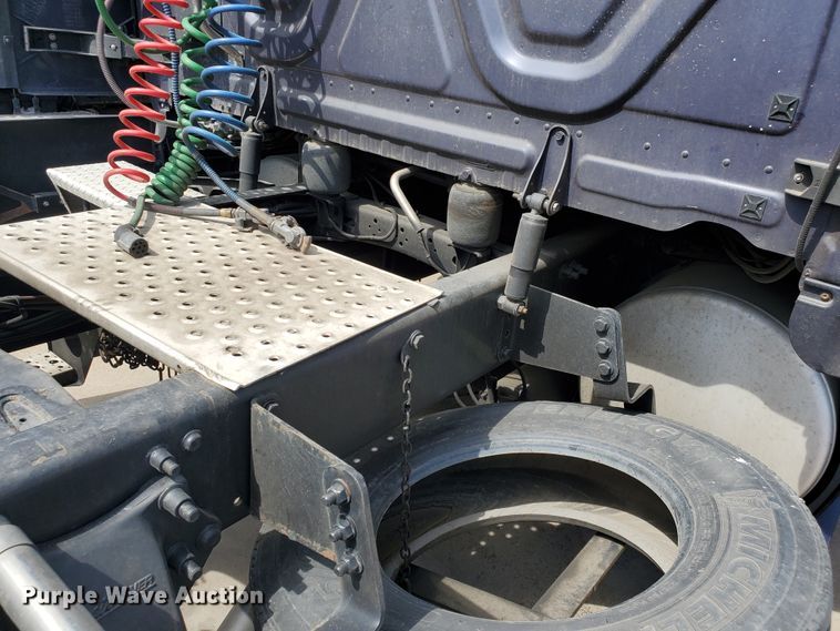 image for item HK9121 2013 Freightliner Cascadia  semi truck