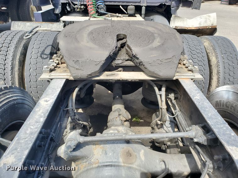 image for item HK9121 2013 Freightliner Cascadia  semi truck