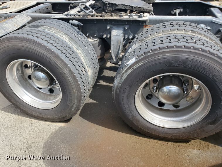 image for item HK9121 2013 Freightliner Cascadia  semi truck