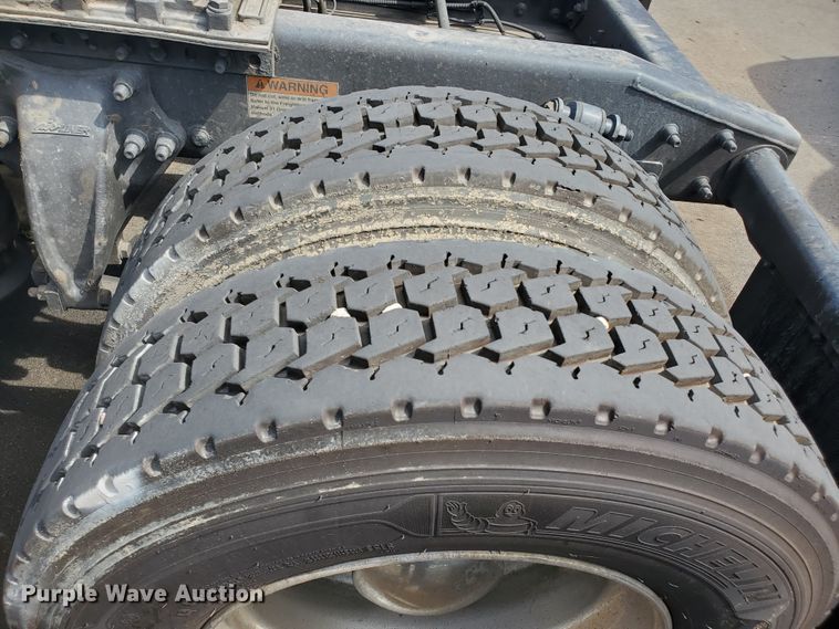 image for item HK9121 2013 Freightliner Cascadia  semi truck