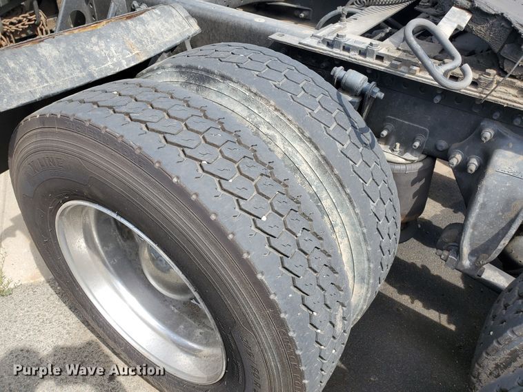 image for item HK9121 2013 Freightliner Cascadia  semi truck