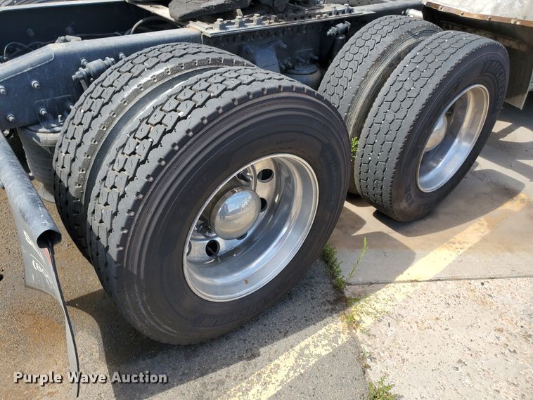 image for item HK9121 2013 Freightliner Cascadia  semi truck