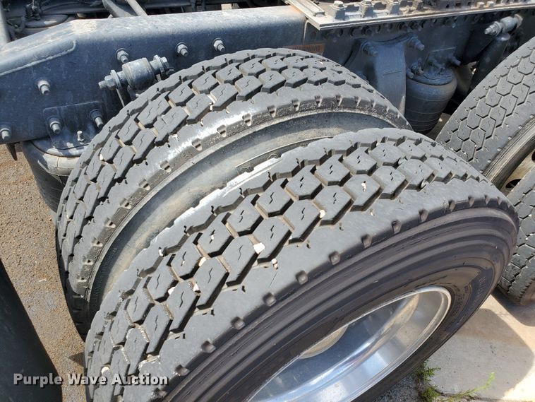 image for item HK9121 2013 Freightliner Cascadia  semi truck