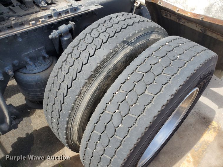 image for item HK9121 2013 Freightliner Cascadia  semi truck