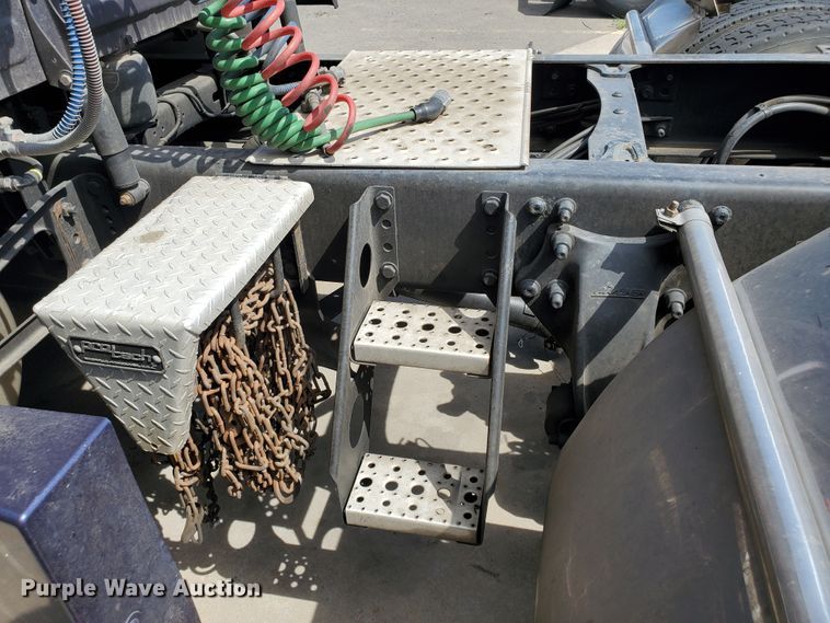 image for item HK9121 2013 Freightliner Cascadia  semi truck