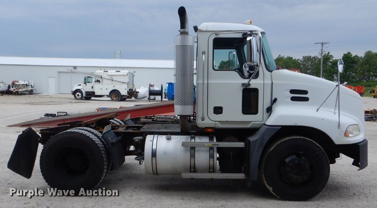 image for item HM9508 2007 Mack CXN612  semi truck