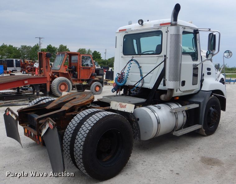 image for item HM9508 2007 Mack CXN612  semi truck