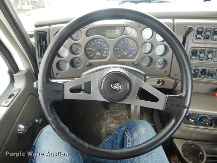 image for item HM9508 2007 Mack CXN612  semi truck