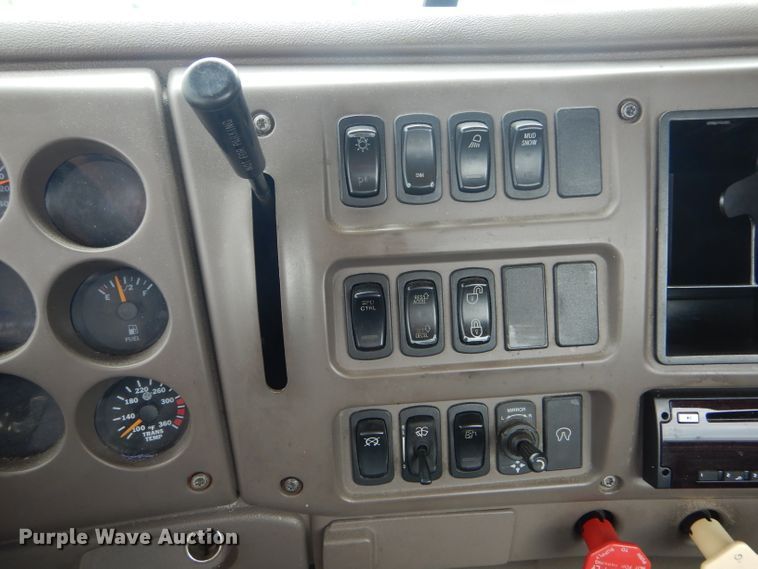 image for item HM9508 2007 Mack CXN612  semi truck