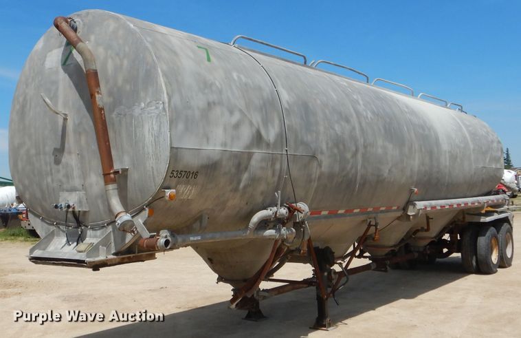 image for item HM9624 1970 Beall Pipe and Tank 207 tank trailer