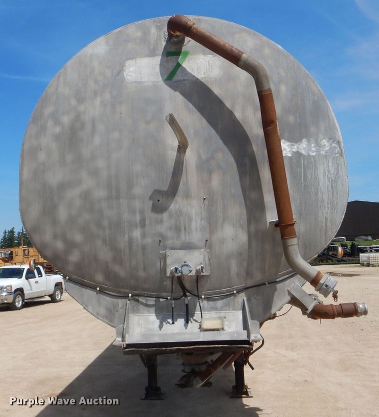image for item HM9624 1970 Beall Pipe and Tank 207 tank trailer