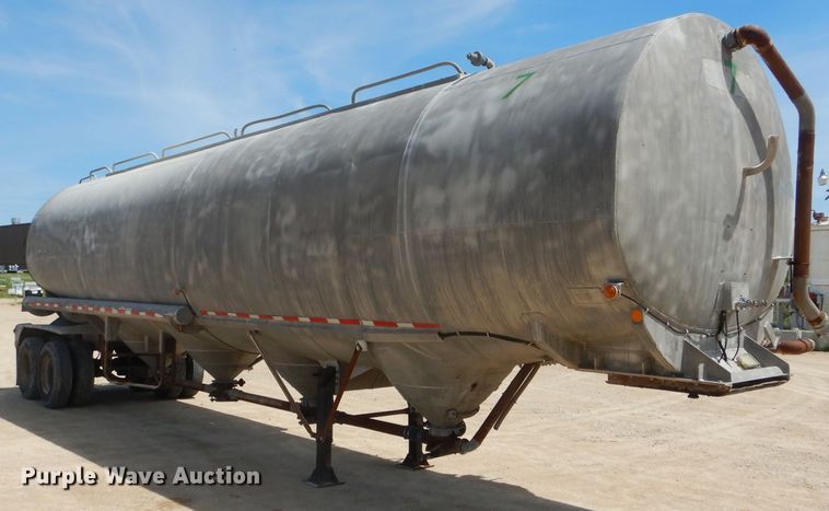 image for item HM9624 1970 Beall Pipe and Tank 207 tank trailer