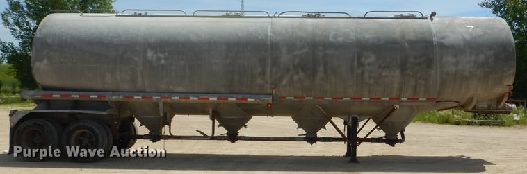 image for item HM9624 1970 Beall Pipe and Tank 207 tank trailer