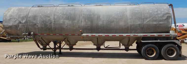image for item HM9624 1970 Beall Pipe and Tank 207 tank trailer